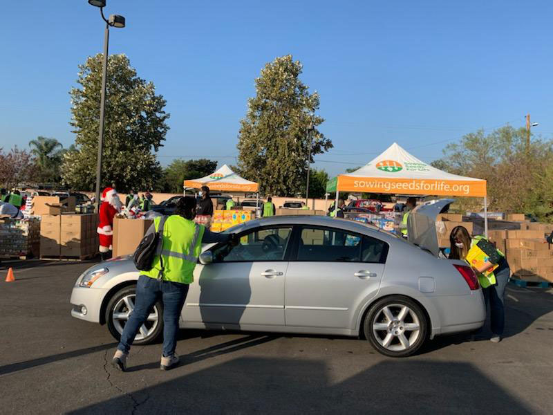 Giving-out-gift-cards-at-2021-holiday-pantry