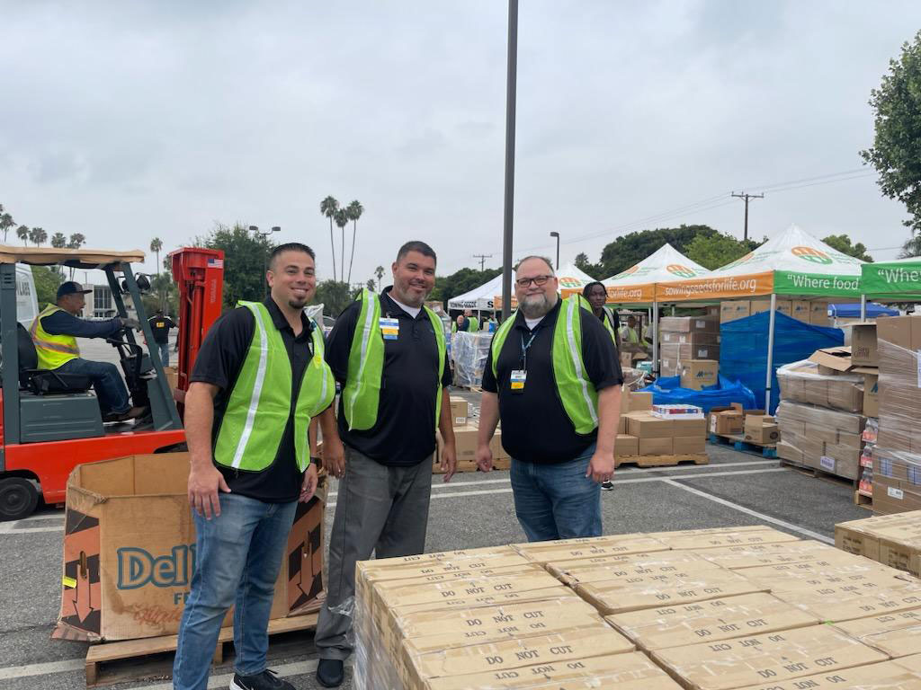 Walmart-team-helping-at-pantry-2023